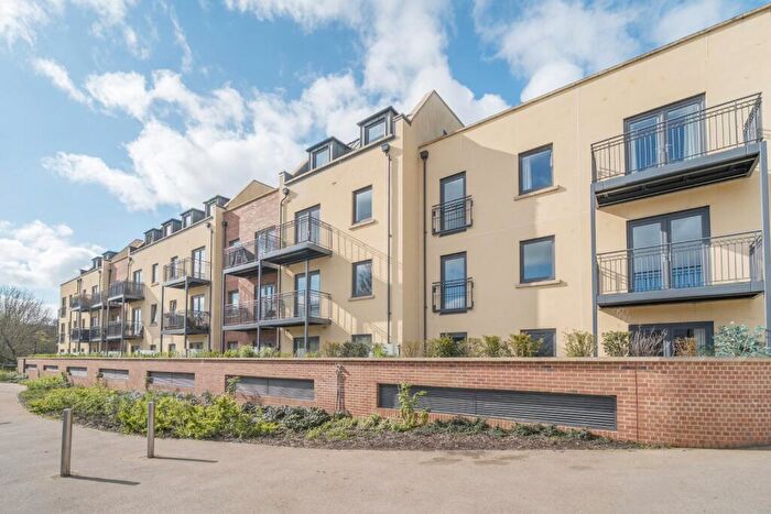 3 Bedroom Flat For Sale In Nightingale Walk, Farnham, Surrey, GU9