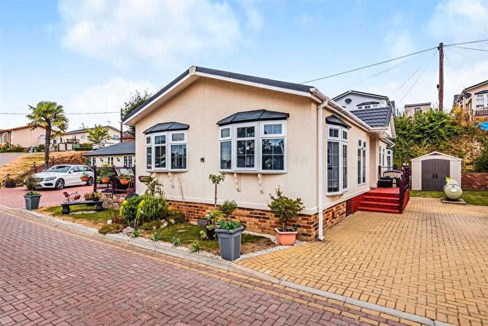 2 Bedroom Mobile/park Home For Sale In Castle Drive, Harrietsham, Maidstone, ME17
