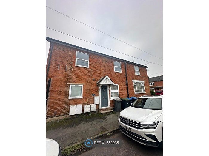 2 Bedroom Flat To Rent In Chapel Grove, Addlestone, KT15