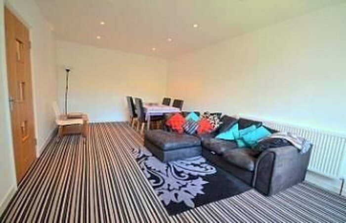 2 Bedroom Flat To Rent In Holden Road, London, N12