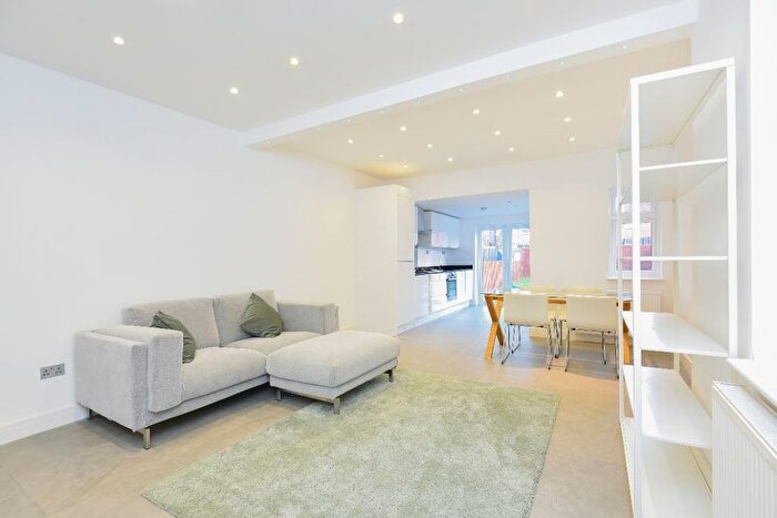3 Bedroom Flat To Rent In Temple Road, London, NW2