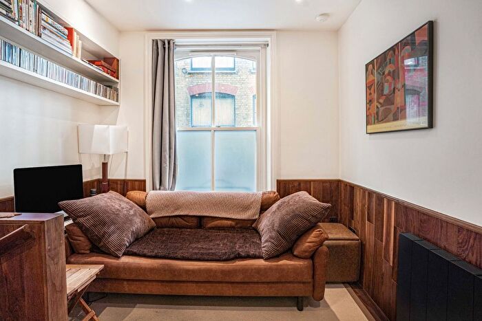 1 Bedroom Maisonette For Sale In Gilbert Place, London, WC1A