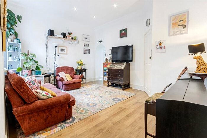 2 Bedroom Apartment For Sale In Townsend Road, London, N15