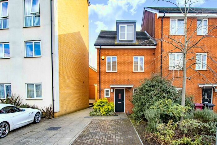 3 Bedroom End Of Terrace House To Rent In Gweal Avenue, Reading, Berkshire, RG2
