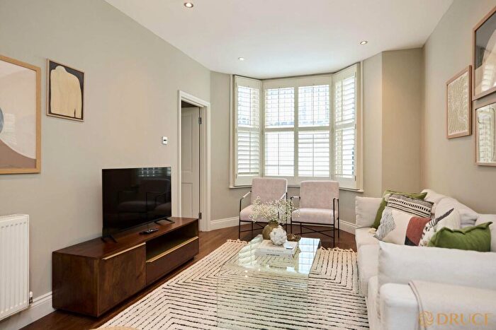 4 Bedroom Flat To Rent In Langton Street, SW10