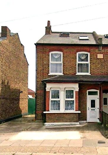 4 Bedroom Semi-Detached House To Rent In Vicarage Farm Road, Hounslow, TW3