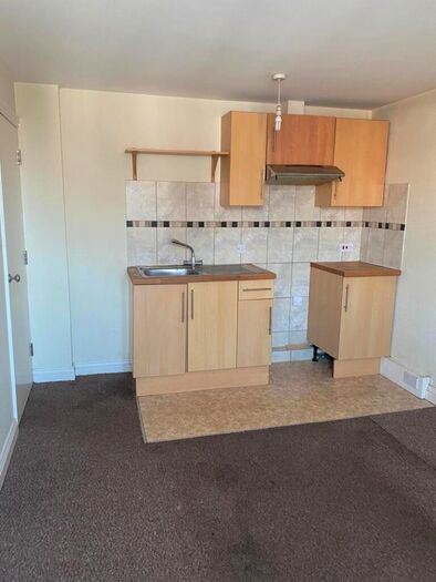 2 Bedroom Detached House To Rent In Two Bedroom First Floor Flat - £. Pcm - Alma Road, Winton, BH9