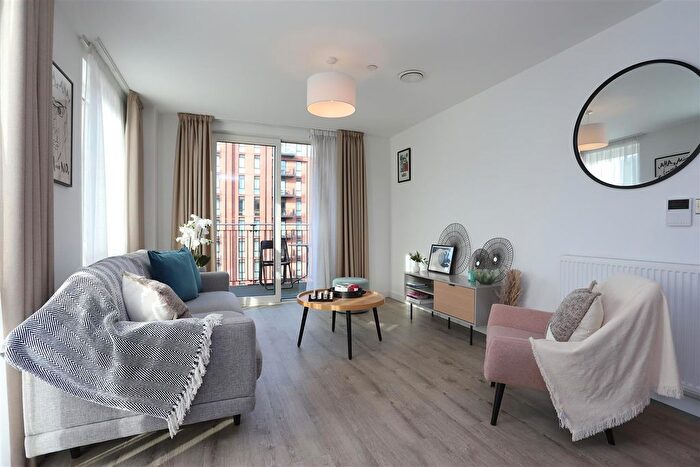 3 Bedroom Flat To Rent In Lockside Lane, Salford, M5