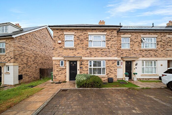 4 Bedroom Semi-Detached House For Sale In Day Close, Ebbsfleet Valley, Swanscombe, Kent, DA10