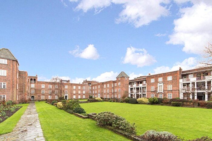 1 Bedroom Flat For Sale In St. Andrew's Square, Surbiton, KT6