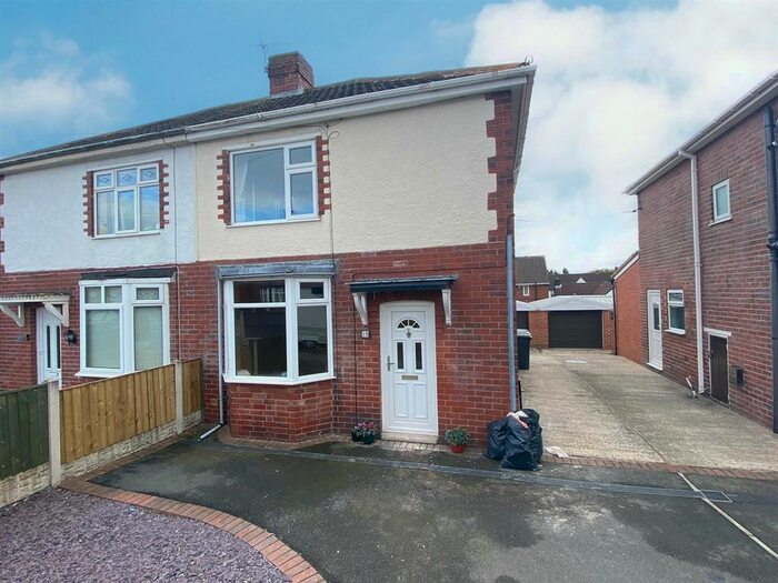 3 Bedroom Semi-Detached House To Rent In Rayleigh Avenue, Brimington, Chesterfield, S43