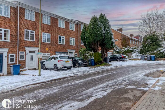 4 Bedroom Flat To Rent In Oakview Gardens, East Finchley, N2