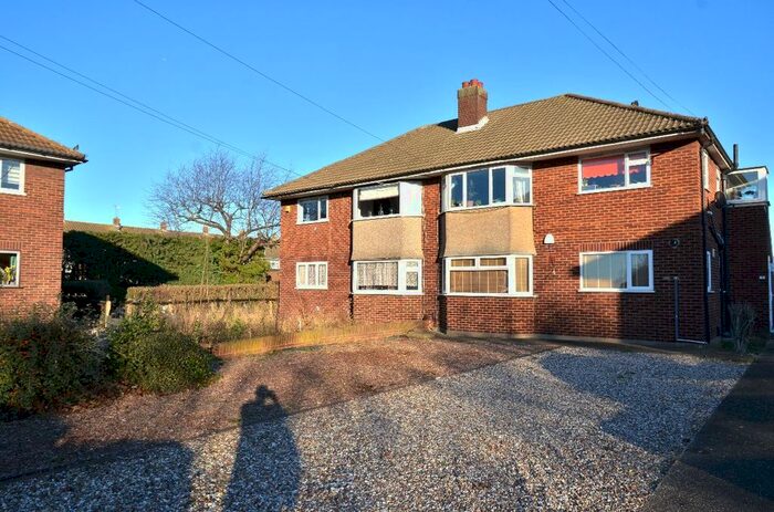 2 Bedroom Maisonette To Rent In Lowlands Gardens, Romford, RM7