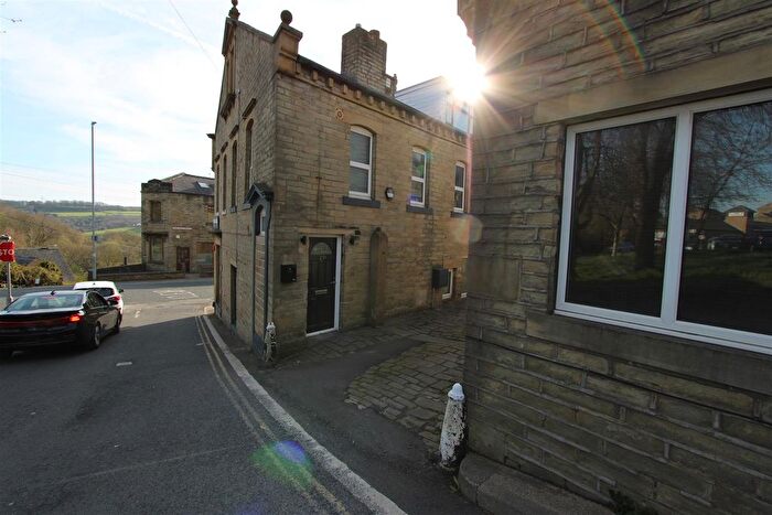2 Bedroom Maisonette To Rent In Halifax Road, Hipperholme, Halifax, HX3
