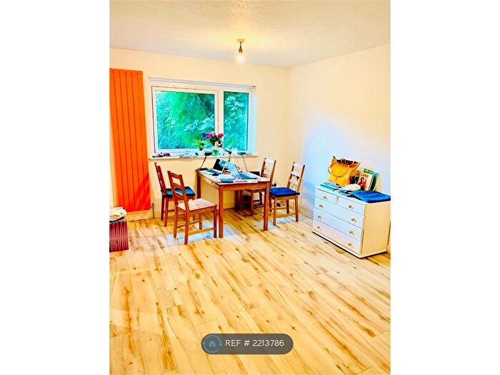 1 Bedroom Flat To Rent In Laburnum Court, London, SE19