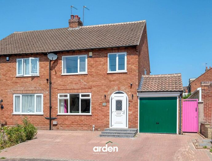 3 Bedroom Semi Detached House For Sale In Links Road, Birmingham, B14