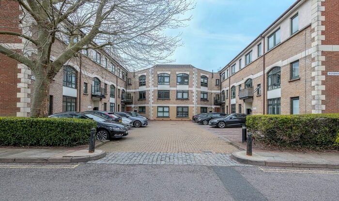 2 Bedroom Flat To Rent In Windsor Court, Corner Hall, Hemel Hempstead, Hertfordshire, HP3