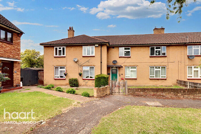 1 Bedroom Flat For Sale In Barnstaple Road, Romford, RM3