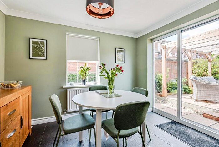 5 Bedroom Detached House For Sale In Chastleton Road, Swindon, SN25