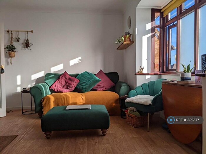 2 Bedroom Flat To Rent In Guildford, Guildford, GU4