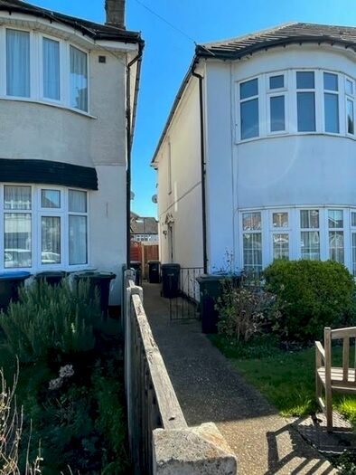 2 Bedroom Flat To Rent In Layard Road, Enfield, EN1