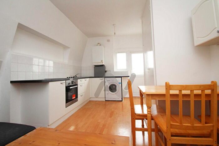 3 Bedroom Flat To Rent In Grand Parade, Green Lanes, London, N4