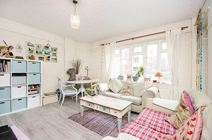 3 Bedroom Flat To Rent In Jackman Street, Hackney, London, E8