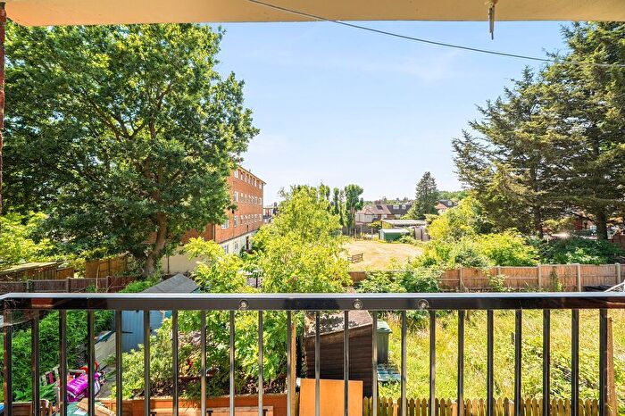3 Bedroom Flat For Sale In Blackmore Road, Buckhurst Hill, IG9