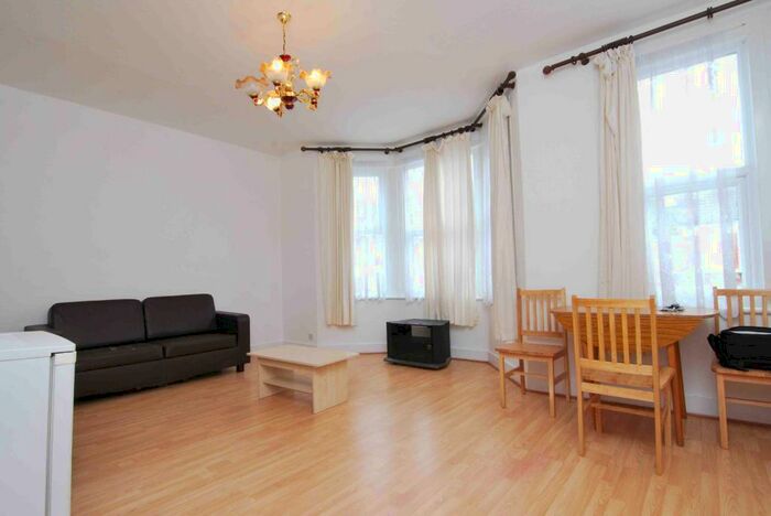 2 Bedroom Flat To Rent In Hewitt Road, Harringay, London, N8