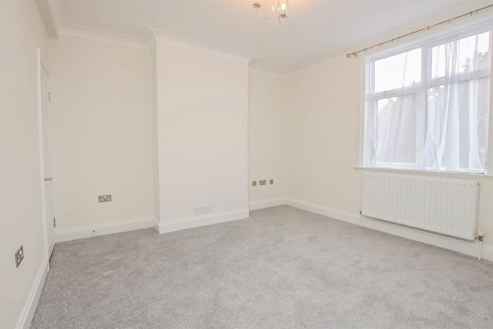 3 Bedroom Flat To Rent In Pennine Mansions, Pennine Drive, Cricklewood, NW2
