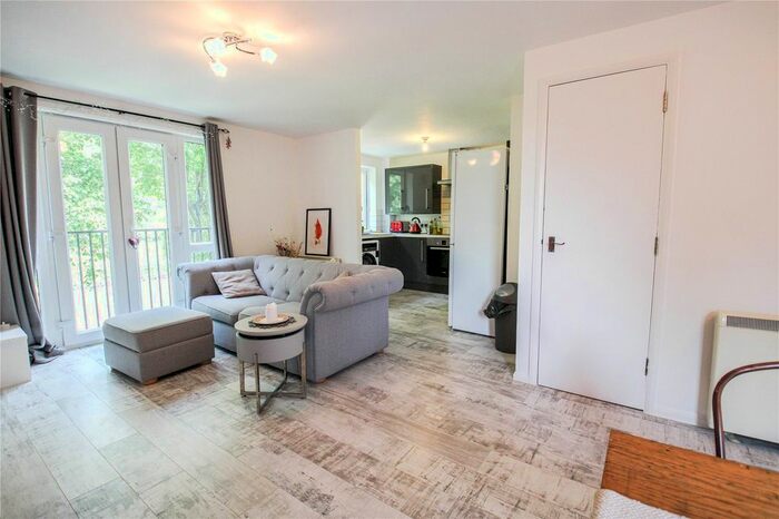 2 Bedroom Flat To Rent In Burgess Green, Bristol, BS4