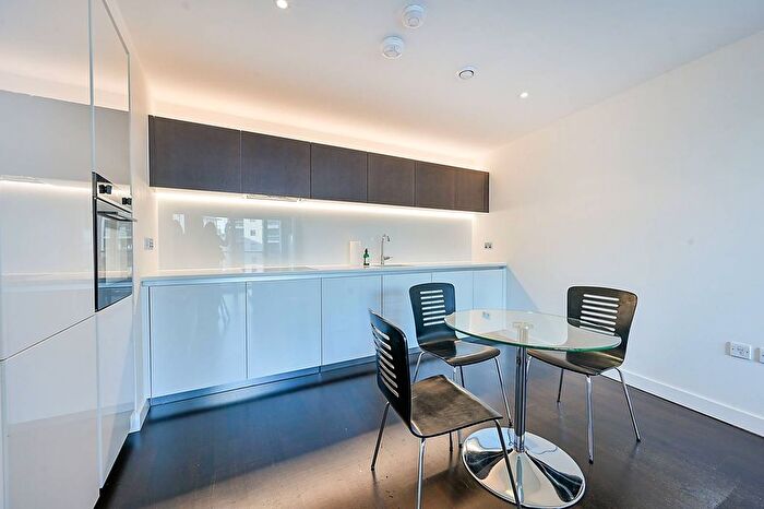 1 Bedroom Flat To Rent In Cunningham House, Brentford, TW8