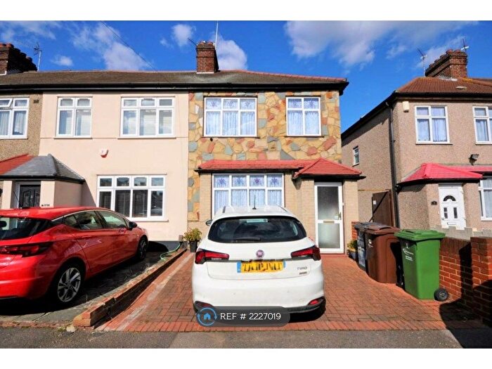 3 Bedroom End Of Terrace House To Rent In Lamberhurst Road, Dagenham, RM8