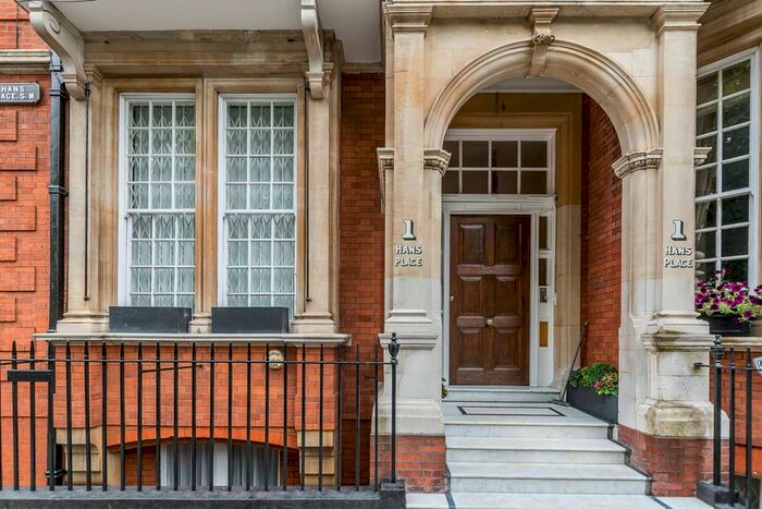 3 Bedroom Flat To Rent In Hans Place, Knightsbridge, London, SW1X