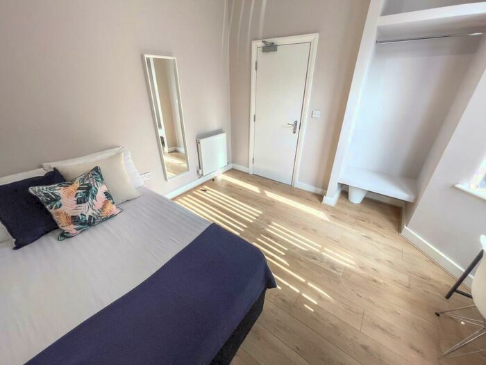 6 Bedroom Terraced House To Rent In Esher Road, L6