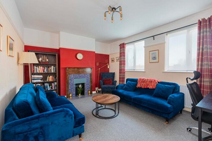 2 Bedroom Flat To Rent In Wellesley Avenue, Richings Park, SL0