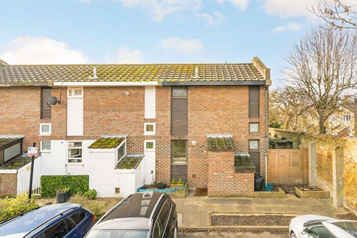 2 Bedroom Property To Rent In Willow Tree Close, Battersea, SW18