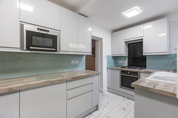 3 Bedroom Terraced House For Sale In Kingshill Road, Swindon, SN1