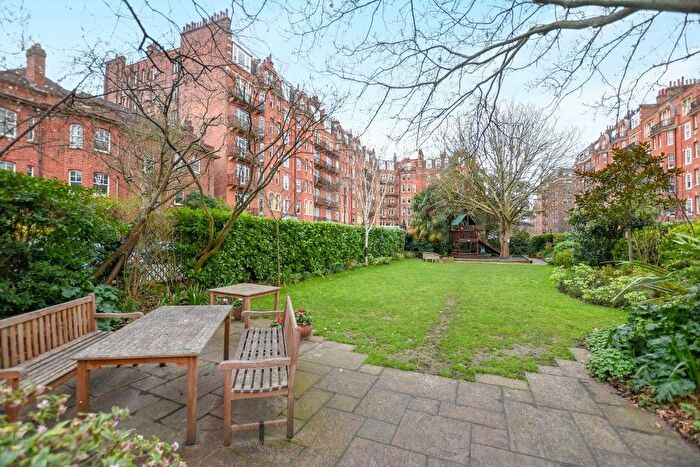 3 Bedroom Flat To Rent In Oakwood Court, Abbotsbury Road, Kensington, London, W14