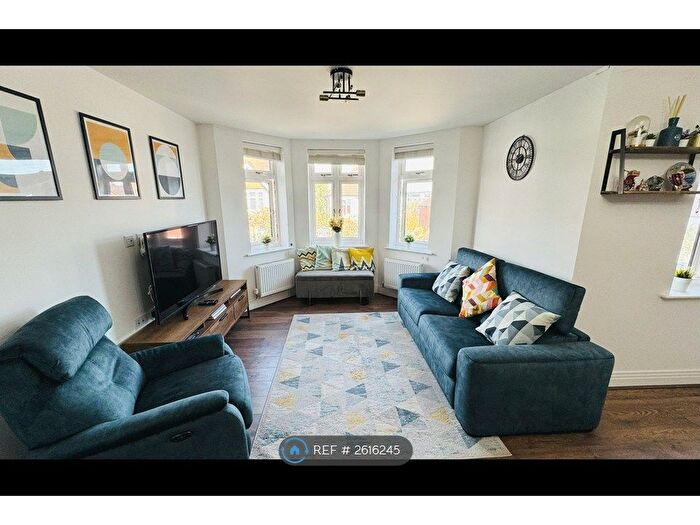 1 Bedroom Flat To Rent In Cunningham Park, Harrow, HA1