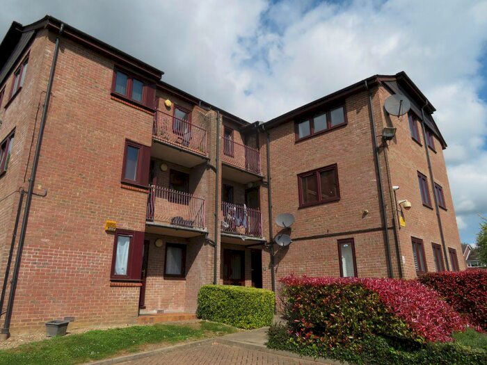 2 Bedroom Flat To Rent In Cedar Close, Buckhurst Hill, Essex, IG9