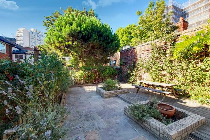 3 Bedroom Maisonette To Rent In Kay Road, Clapham North, London, SW9