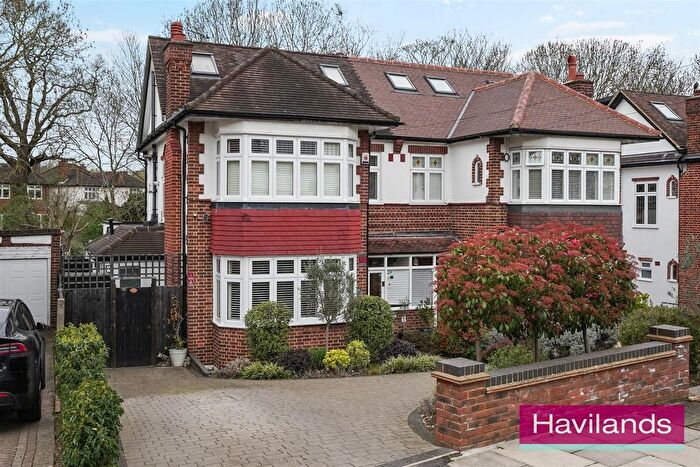 4 Bedroom Semi Detached House For Sale In The Spinney, London, N21