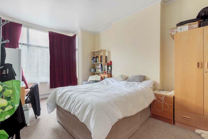 6 Bedroom Semi-Detached House To Rent In Banbury Road, Student Bedroom, OX2