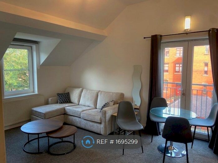 2 Bedroom Flat To Rent In Alexandra Park House, Manchester, M16