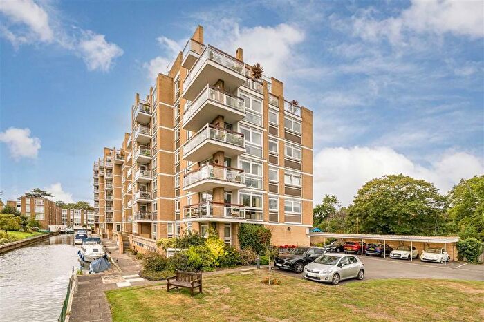 3 Bedroom Flat For Sale In Thamespoint, Teddington, TW11