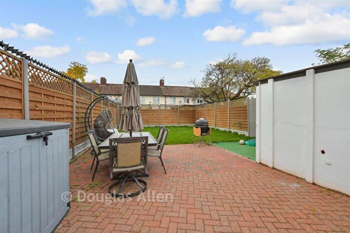 3 Bedroom Semi Detached House For Sale In Sterry Road, Dagenham, Essex, RM10