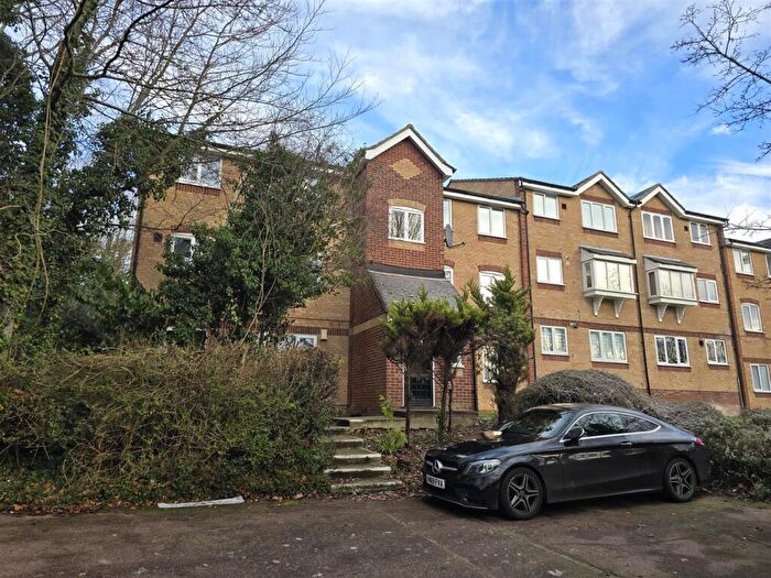Flat To Rent In Shorwell Court, Oak Hill Road, Purfleet, RM19