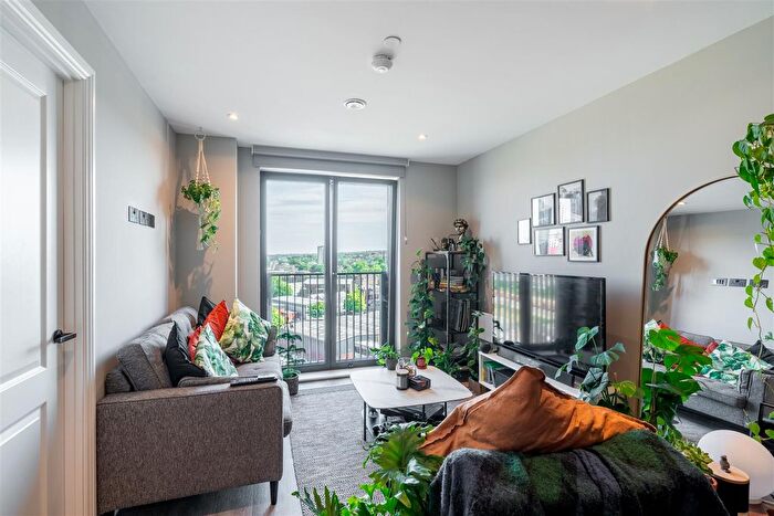 1 Bedroom Flat To Rent In Springwell Gardens, Whitehall Road, Leeds City Centre, LS12