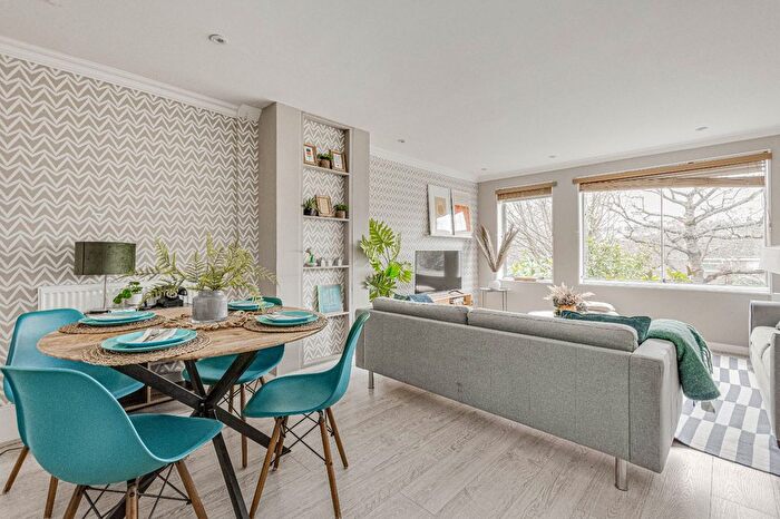 2 Bedroom Flat To Rent In Auckland Road, Between The Commons, SW11